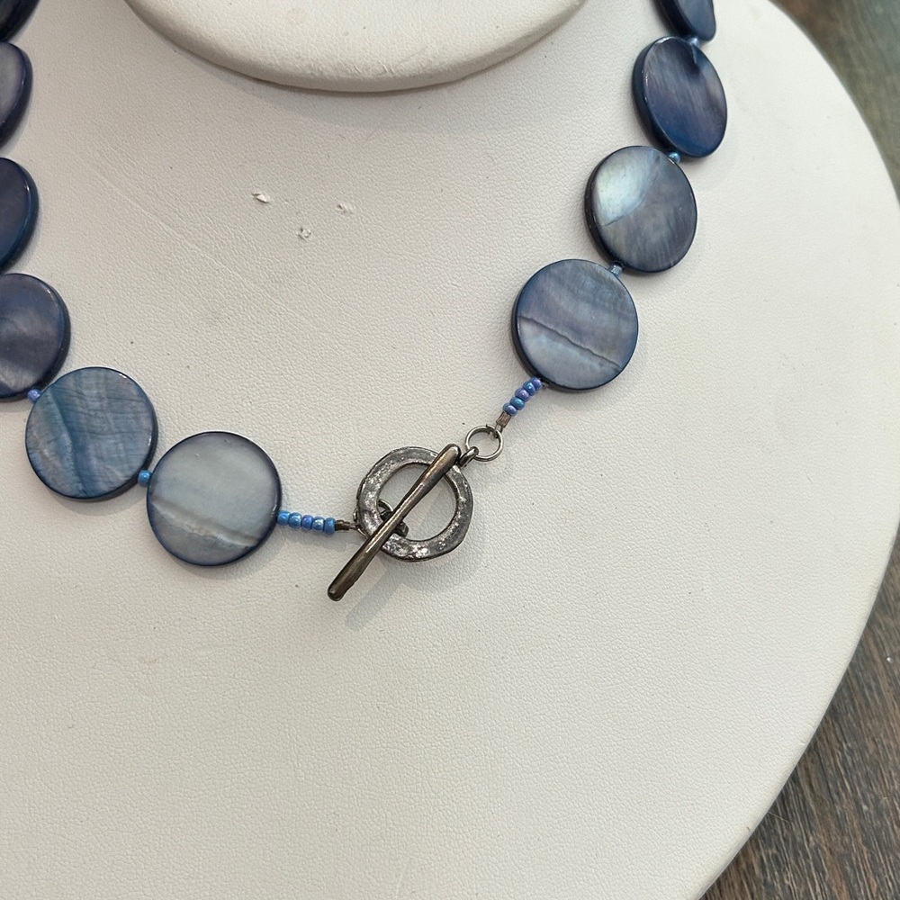 Mother-of-pearl shell (dyed) lavender/ Blue Tones flat coin round beads necklace - Picture 2 of 6